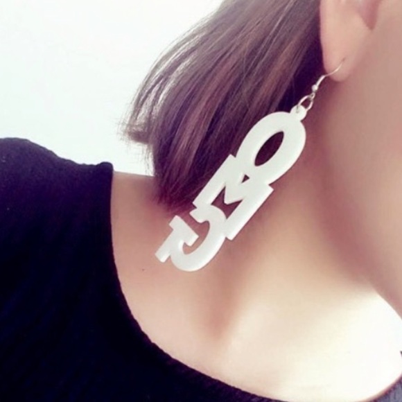 🎉 OMG Earrings - Picture 2 of 3